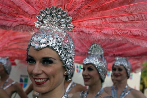 Las Vegas showgirls in images through the years